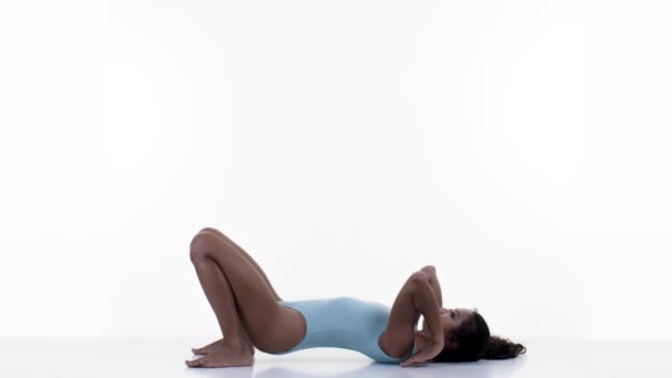 Mujer haciendo ejercicios de estiramiento y gimnasia
 - Imágenes, Vídeo