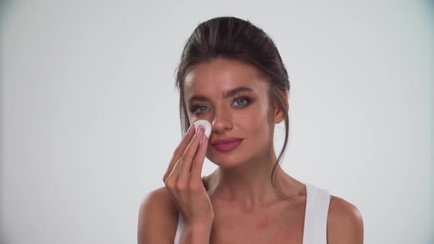 Beauty Makeup. Woman Using Powder Sponge For Make-Up - Séquence, vidéo