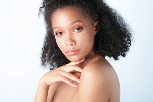 Young beautiful black girl with clean perfect skin close-up. Beauty portrait - Foto, afbeelding