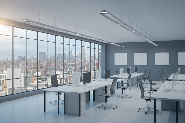 Interior contemporáneo de la oficina de coworking con vista a la ciudad, muebles, equipos y carteles vacíos. Renderizado 3D
  - Foto, imagen