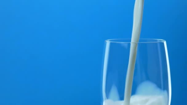 Pouring milk in the glass - Video, Çekim
