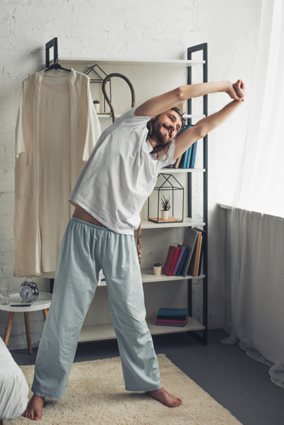 自宅の寝室で朝の運動をやっていばらの冠で幸せのイエス  - 写真・画像
