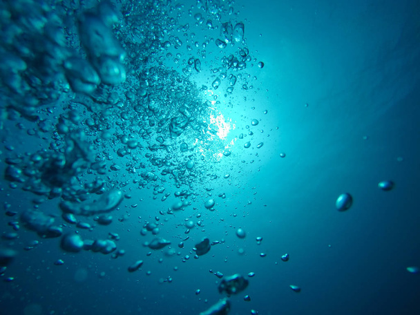 Збирається на поверхню і бік сонця в Blue Sea бульбашки повітря - Фото, зображення