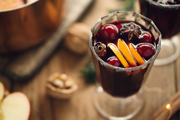 Mulled wine with spices in glasses on rustic table. Christmas food concept. Horizontal with copy space.  - Foto, Bild