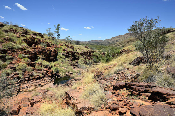 Australië, Nt, voetpad op rotsen van Trephina Gorge in nationaal park East Mcdonnell Range - Foto, afbeelding