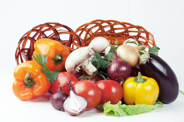 mushrooms and a variety of fresh vegetables in a wicker basket.i - Foto, Imagen