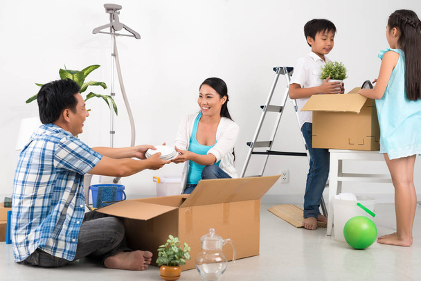 Rodiče a děti vybalování krabic v novém bytě  - Fotografie, Obrázek