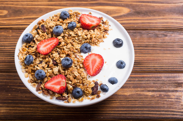 Yogurt with granola and berries  ( blueberries and strawberry ) - Foto, immagini