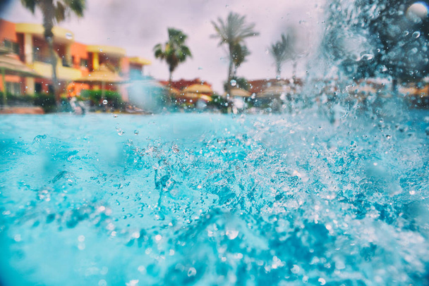 прекрасный вид на бассейн с водопадом
 - Фото, изображение