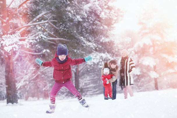 Молода сім'я з дітьми гуляє в зимовому парку. Вайт
 - Фото, зображення