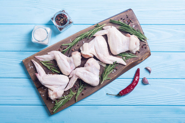 Chicken raw wings with rosemary , garlic , pepper and salt . Ingredient for preparation - Фото, зображення