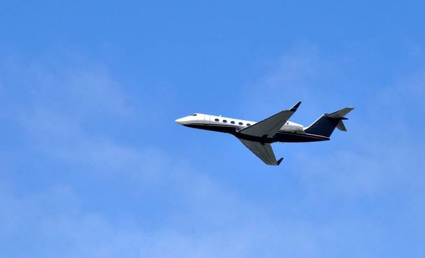 Бизнес-самолет в полете, вылет из аэропорта
 - Фото, изображение