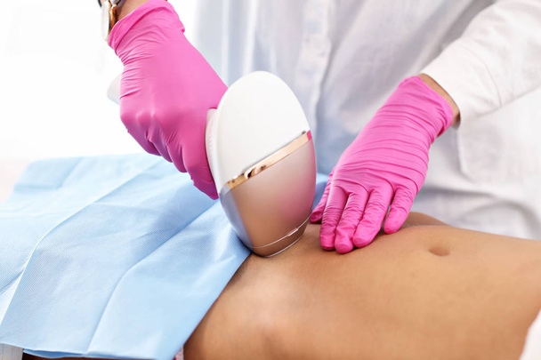 Dospělé ženy mají laserové epilace v profesionální kosmetický salon - Fotografie, Obrázek