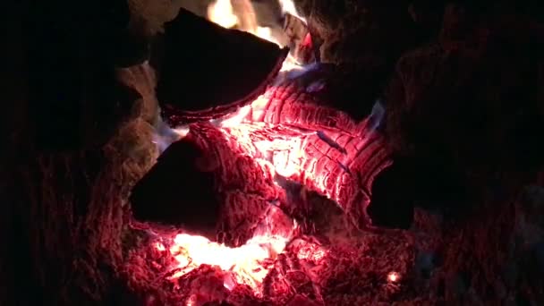 Dilimlenmiş tahtadan çıkan güzel kırmızı ateş, metal brazier 'ın içinde koyu gri siyah kömür. Parlak sarı ateşte, brazier 'da odun yanıyor. Alevler barbekü pişirmeye hazırlanıyor. Brazier doğa bbq üzerine. - Video, Çekim