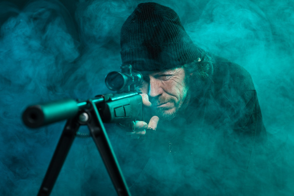 Francotirador con barba en pistola negra. Captura de estudio
. - Foto, imagen
