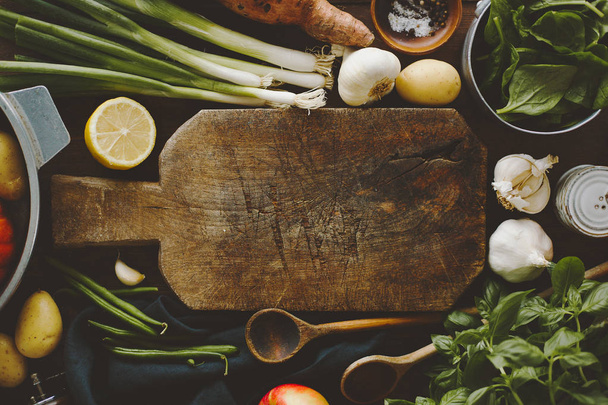 Verduras frescas ingredientes para cocinar colocados en madera. Concepto de cocina natural, eco, bio, vegano o vegetariano estilo de vida saludable. Horizontal con espacio de copia
.  - Foto, imagen