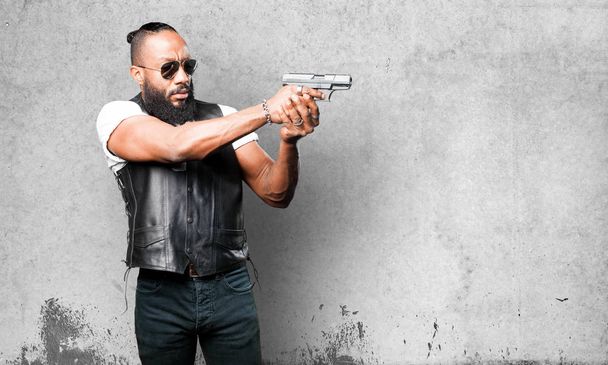 черный человек с поп-пистолетом
 - Фото, изображение