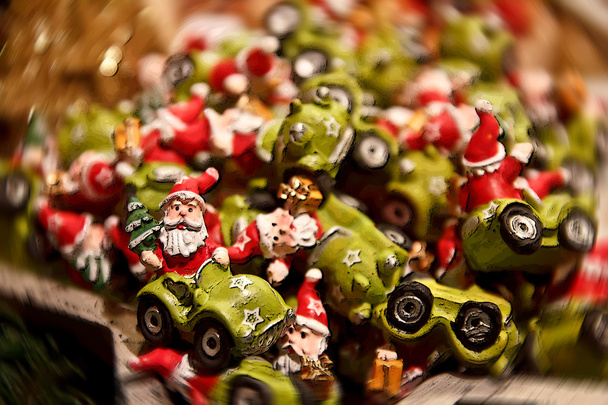 Санта едет на своем маленьком зеленом гоночном автомобиле
 - Фото, изображение
