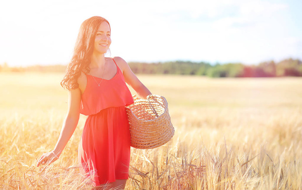 Mladá dívka v pšeničné pole. Letní krajina a dívka na NS - Fotografie, Obrázek