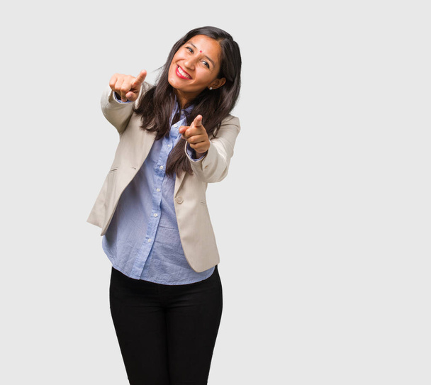 Jeune femme indienne d'affaires joyeuse et souriante pointant vers l'avant
 - Photo, image