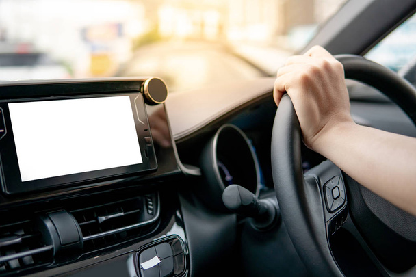 Mano masculina del conductor que sostiene en el volante usando el monitor digital del tablero para la navegación GPS en la consola del coche en coche moderno. Estilo de vida de conducción urbana con tecnología de automóvil
 - Foto, imagen