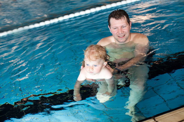 πατέρας και μωρό αγόρι κολύμπι στην πισίνα - Φωτογραφία, εικόνα