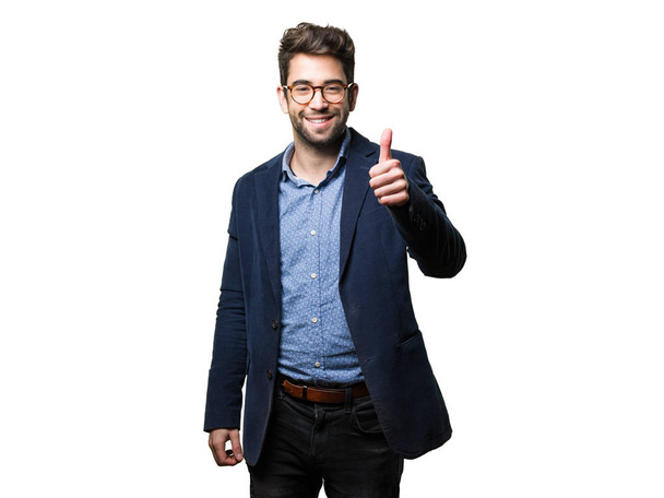 молодий чоловік стоїть з великими пальцями вгору ізольовано на білому тлі
 - Фото, зображення