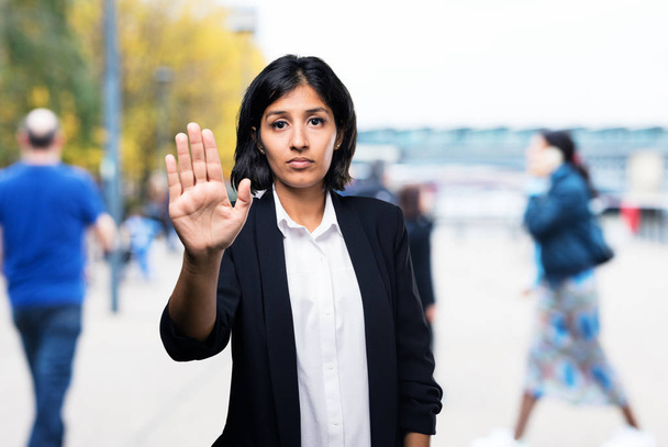 latina mujer de negocios haciendo stop gesture
 - Foto, Imagen