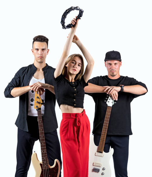Zespół rockowy z dwóch gitarzystów i piosenkarka na białym tle - Zdjęcie, obraz