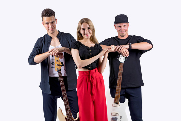 Rockband aus zwei Gitarristen und einem Sänger vor weißem Hintergrund - Foto, Bild