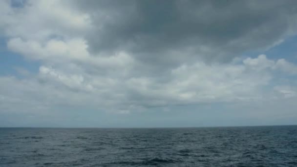 blauwe zee en hemel horizon achtergrond - Video, Çekim