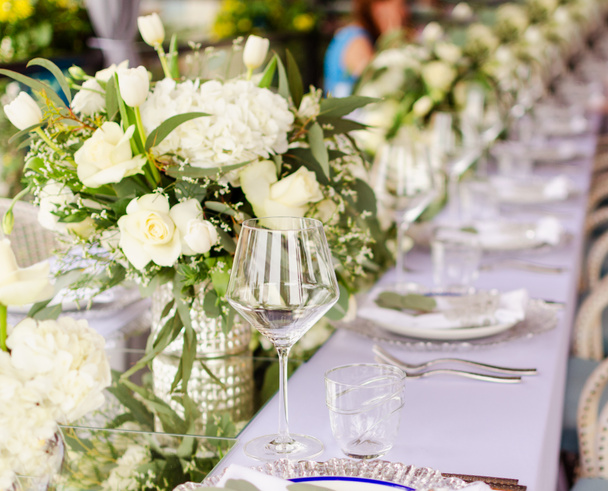 Набір стіл для білого і акваріумного блакитного пляжу весільний обід прикрашений вибірковий
 - Фото, зображення