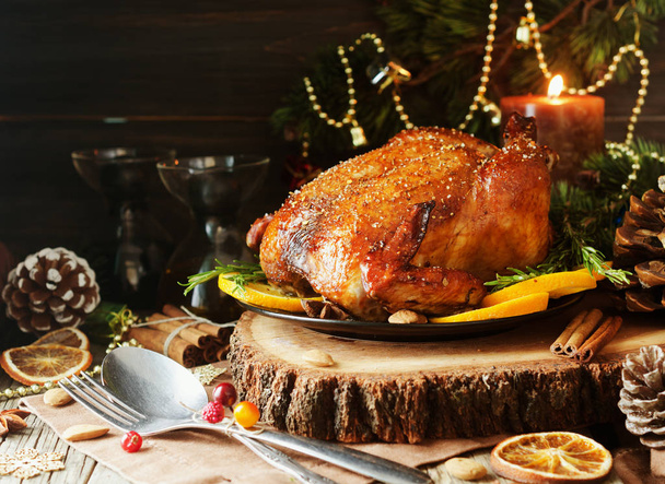 Ψητό κοτόπουλο ή γαλοπούλα για δείπνο των Χριστουγέννων και της Πρωτοχρονιάς με mulled κρασί και χριστουγεννιάτικα διακοσμητικά, χώρο για κείμενο, επιλεκτική εστίαση - Φωτογραφία, εικόνα