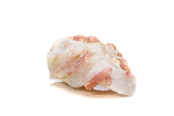 Макро мінеральний камінь Турмалін в породі білий фон крупним планом
 - Фото, зображення