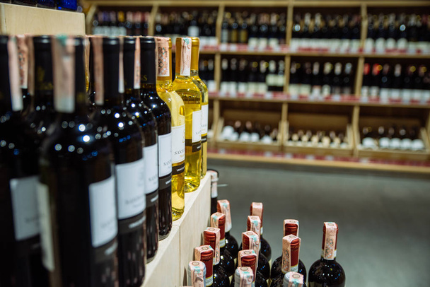 LVIV, UCRANIA - 8 de septiembre de 2018: botellas de vino en el estante de la tienda de comestibles
 - Foto, imagen