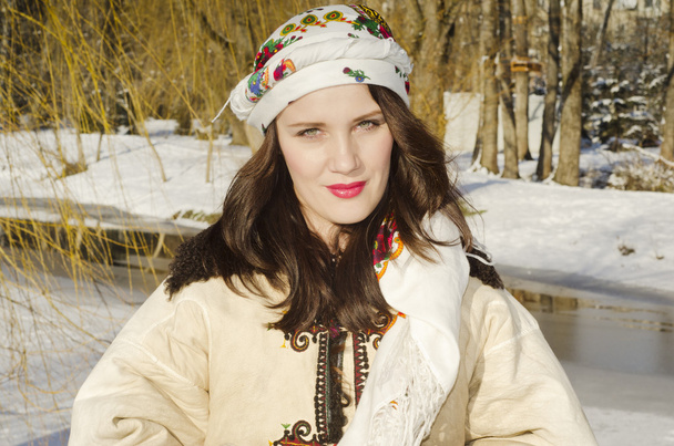 femme souriante dans la tradition tissu ukrainien
 - Photo, image