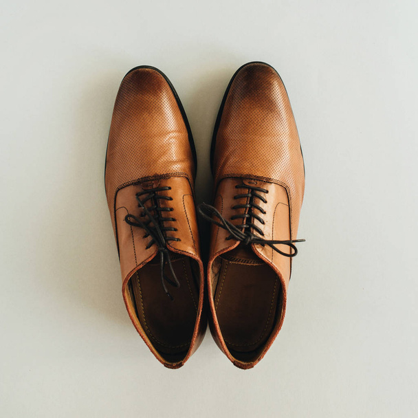 Chaussures en cuir pour hommes sur fond pastel. Couché plat, vue du dessus
. - Photo, image