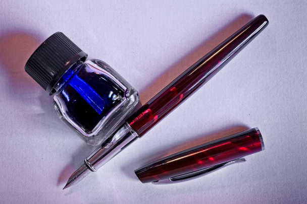 Vínové plnicí pero, modrý inkoust a inkwell listu dokument white paper - Fotografie, Obrázek