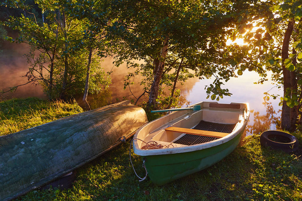 Huzurlu sabah yatay, sis ve tekneler - Fotoğraf, Görsel