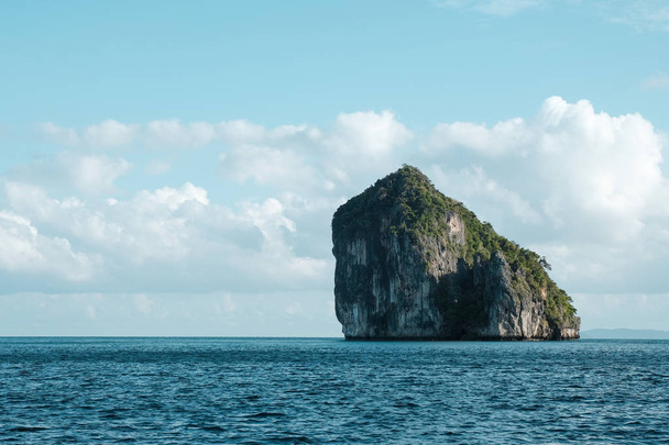 Νησί στον ωκεανό και μπλε ουρανό - Φωτογραφία, εικόνα