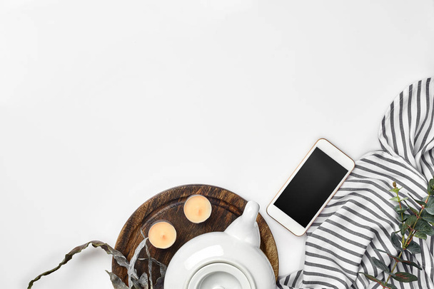 Still life with tea cup en de inhoud van een werkruimte samengesteld. Verschillende objecten op witte tafel. Plat leggen - Foto, afbeelding
