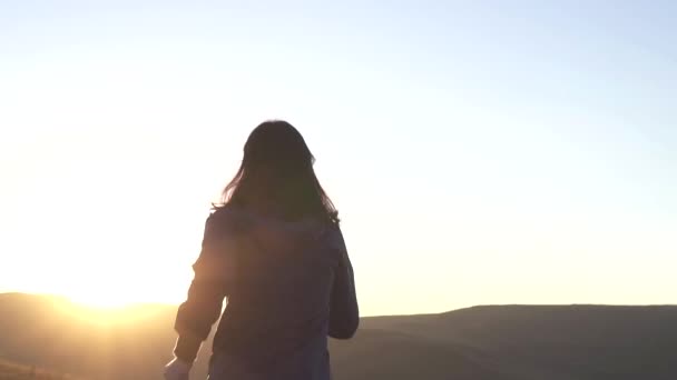 Dziewczyna zwycięzcą w zachodzie słońca - Materiał filmowy, wideo