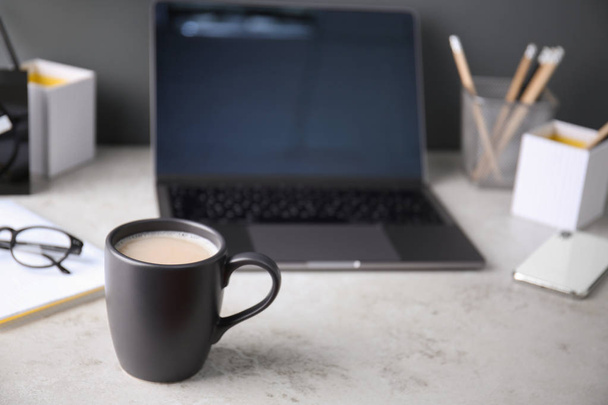schwarze Tasse mit Kaffee auf dem Bürotisch. Raum für Text - Foto, Bild