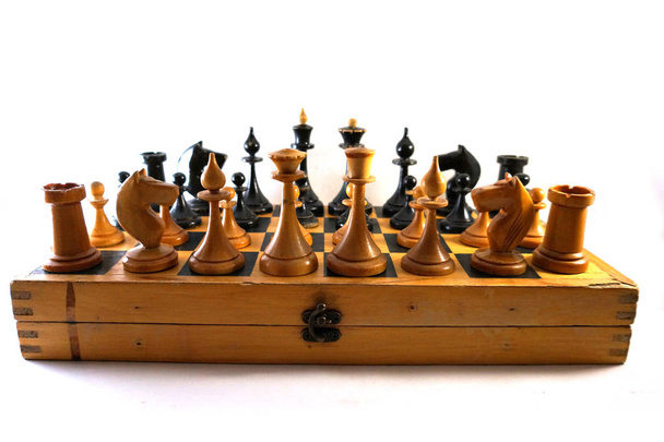 Σκάκι, πιόνια σκακιού, σκάκι πλαίσιο, ξύλινο σκάκι, πλαστικό σκάκι, παλιό σκάκι, Σοβιετική vintage, ΕΣΣΔ, λευκό φόντο, γκρο πλαν, σκάκι στο χέρι, χέρι, μαγνητικό σκάκι, headstock εικόνα απόθεμα, Nostalgishop - Φωτογραφία, εικόνα