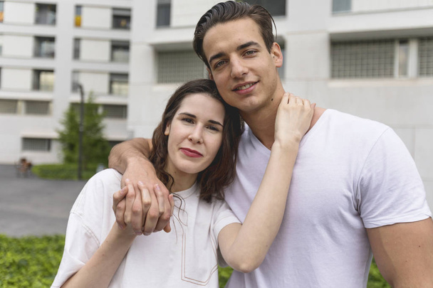 Jeune beau couple posant en jeans et t-shirt
 - Photo, image