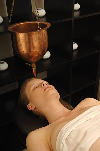 young woman receives body treatment in spa salon - Foto, Imagem