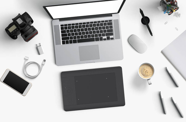 minimaler Arbeitsraum: Laptop, Kamera, Kaffee, Kamera, Stift, Bleistift, Notizbuch, Smartphone, Schreibwaren auf weißem Hintergrund für Kopierraum. - Foto, Bild