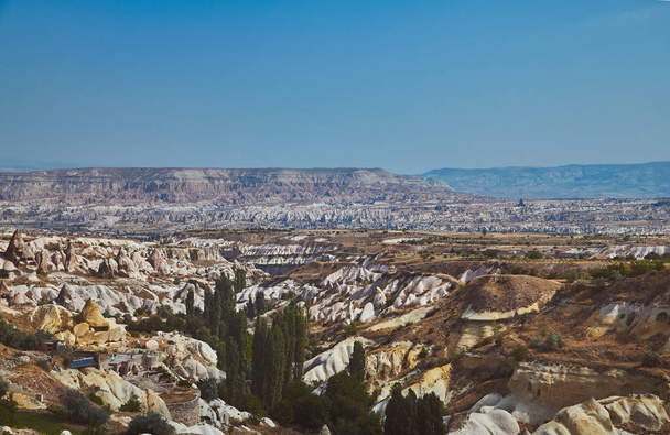 Uitzicht op Cappadocia vulkanische kanyon grotwoningen in Turkije - Foto, afbeelding