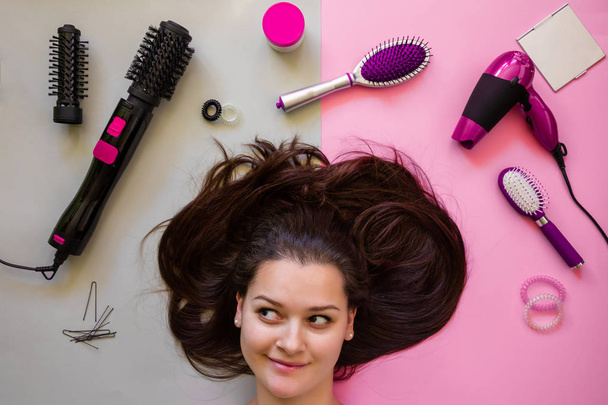 Barna és professzionális kozmetikai, fodrászati eszköz rózsaszín háttér portréja - Fotó, kép