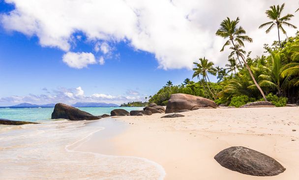 Isla paradisíaca en las Seychelles, playa de arena y cielo azul sobre el Océano Índico
 - Foto, Imagen